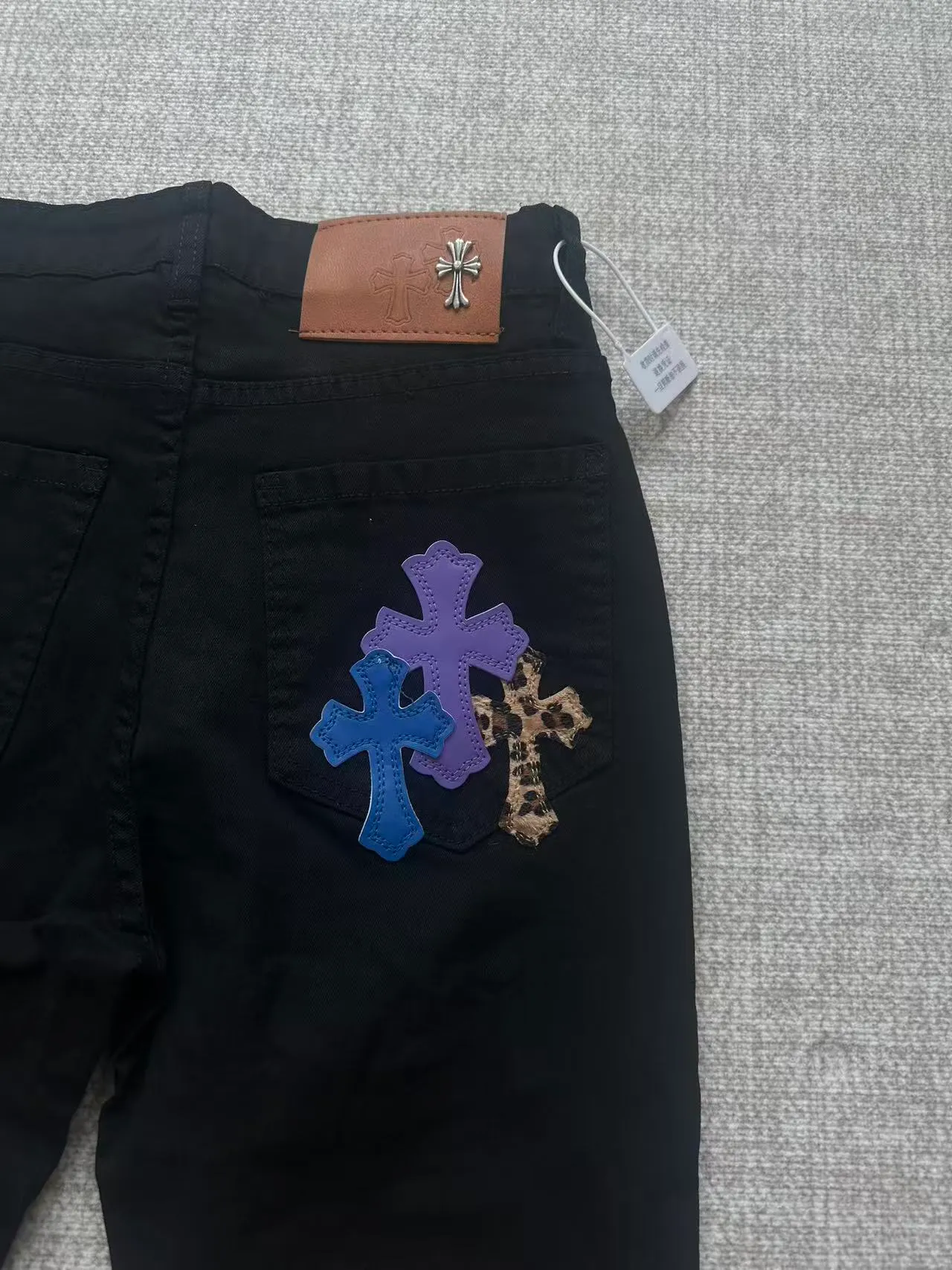 P176 Style No. Cc928 Chrome hearts high street patch jeans Chrome hearts vibe style versatile jeans are the most popular high street style at the moment. Made of beaded canvas fabric, heavy washing makes the upper body of the fabric more textured and the pants are tall and straight! The three-dimensional cutting of the whole trousers is a masterpiece! The beaded canvas fabric is thick and soft after washing. It has good breathability. Customized small leather label. Unique design. The details are in place, simple and elegant, and the workmanship is exquisite. The entire trousers are neatly routed and the details are in place! It’s so cool. It’s a genderless trend that both men and women can easily control. Color: Picture color. Sizes M-XXL
